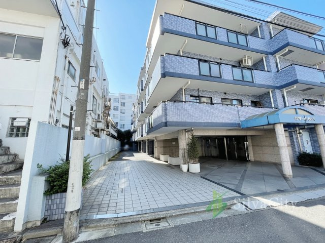 セザール代々木の外観|周辺には落ち着いた住宅街が広がり、都心に近接しながらも穏やかな街並みが魅力。日々の暮らしの中で、都会の利便性と落ち着いた住環境の両方を享受できます。