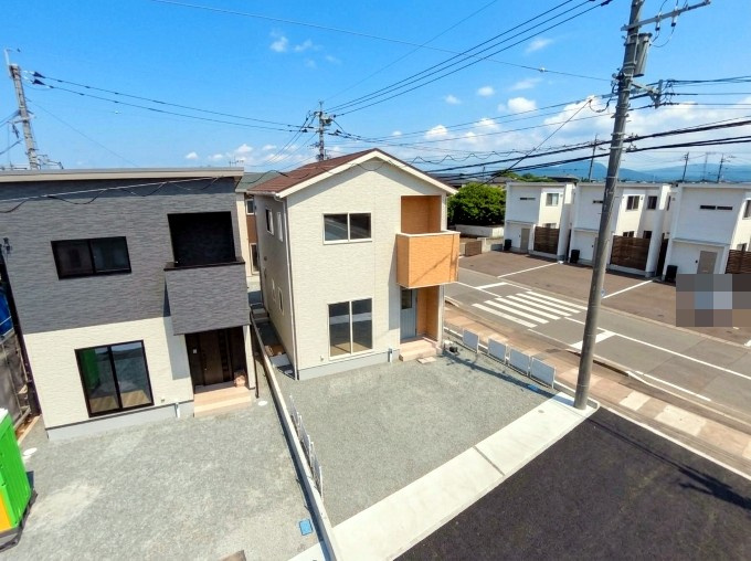 仲介手数料不要　新築 泗水町吉富3号地 東南角地 前面道路約10m 完成済 耐震×制震の外観|外観 2026年8月完成 東南角地