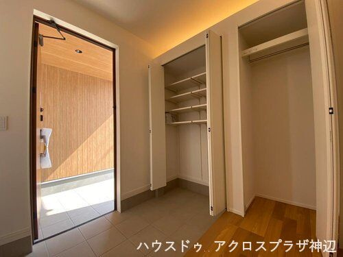西深津町5丁目(1号地)　3750万の玄関|大容量のシューズクローク付きの玄関はスポーツ用品やアウトドア用品、生活用品のストックを収納できて多用途で活用できます。