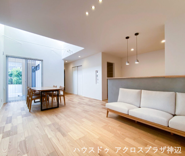 西深津町5丁目(1号地)　3750万の居間・リビング|吹抜けのあるリビングはゆとりある空間で明るい陽射しが差込みます。