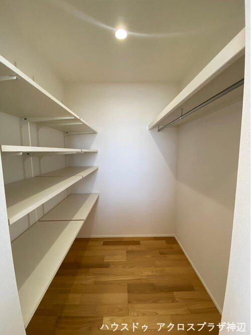 西深津町5丁目(1号地)　3750万の収納|三面鏡付きの洗面化粧台で、朝の身支度もスムーズに。洗面室には窓があり、湿気の気になる場所も、気軽に空気の入れ替えが可能です。