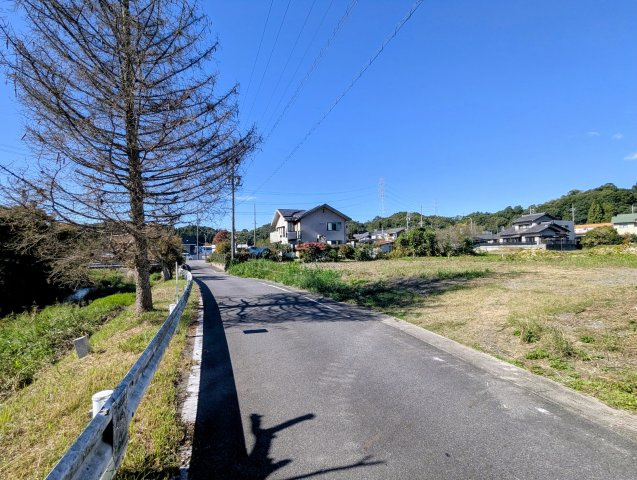 瀬戸市上品野町売り土地（全3区画）の前面道路含む現地写真
