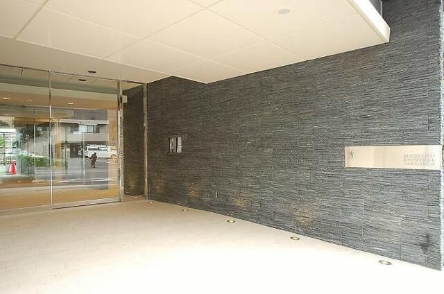 ステージファースト新宿原町のエントランス