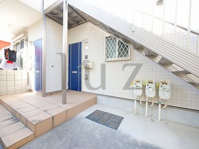 メゾン西久保のエントランス