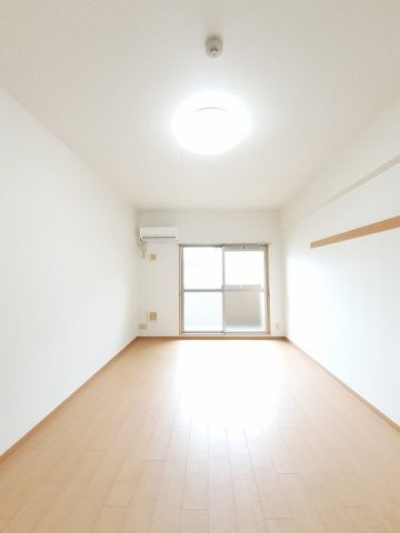 プラシードレジデンスの居間・リビング|使いやすい居間です