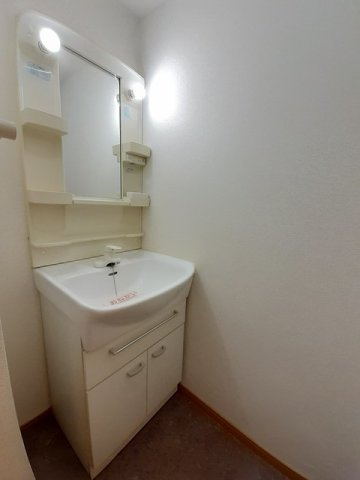 プラシードレジデンスの洗面所|明るい洗面所です