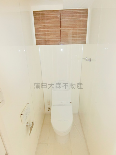 アクサス大森山王のトイレ|吊戸棚と温水洗浄機能付きのお風呂