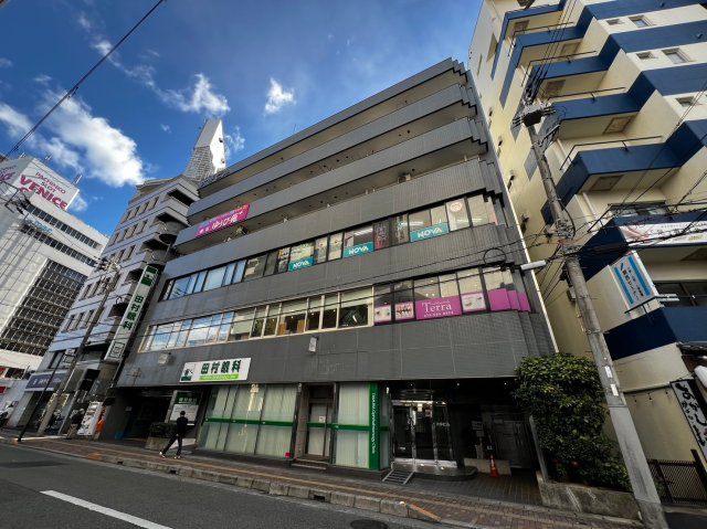 大手ビルの周辺