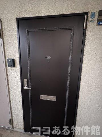 大町マンションの玄関