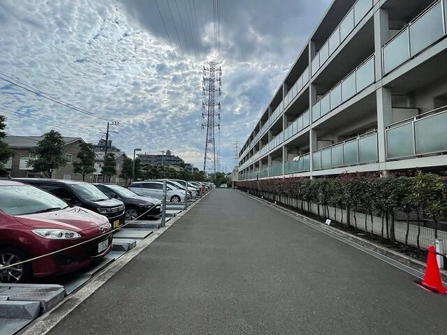 ピエス綱島の駐車場