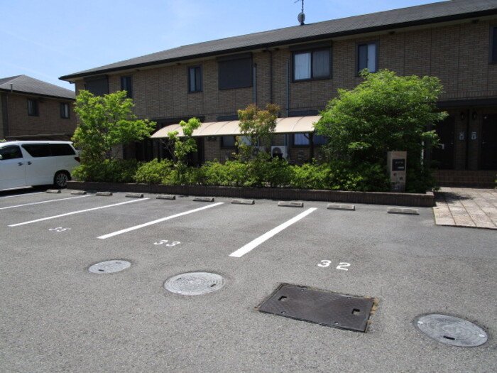 ヌーベル学園南館の駐車場