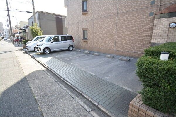 セーズシャンブルの駐車場
