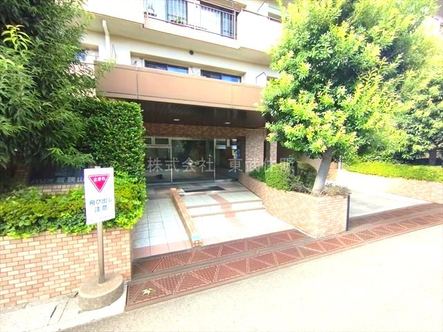  | 朝日パリオ新狭山 | ゆとりのあるエントランスです