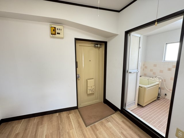 山六ビル の玄関