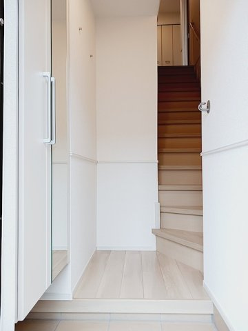 【玄関】 | ファミリア・フェリス | 明るい玄関です