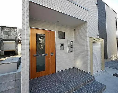 川口市本町２丁目のアパートのエントランス