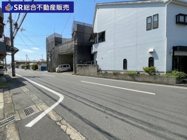 新庄4丁目中古戸建の前面道路含む現地写真|前道7.7ｍで駐車もしやすいです！