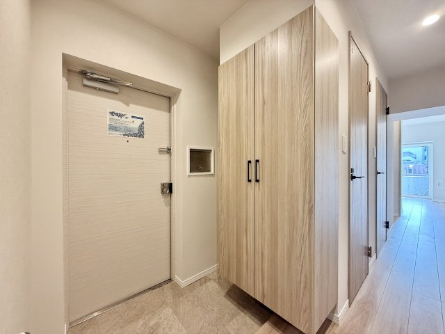 虹ヶ丘マンションの玄関