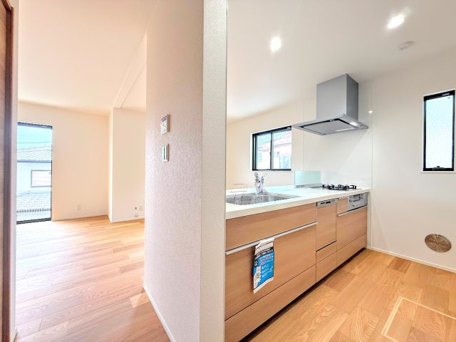 港南区上永谷3丁目　新築戸建て　第１のキッチン|◆キッチンからダイニングやリビングが見渡せるキッチン。料理をしながら家族とコミュニケーションをとれるだけでなく、大きな開放感も得られることができます。