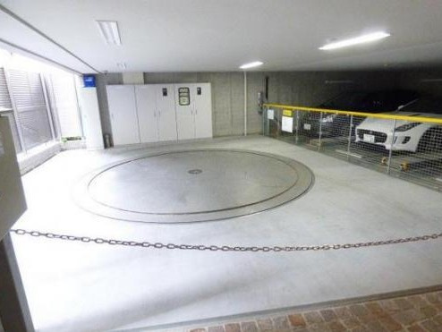 【駐車場】