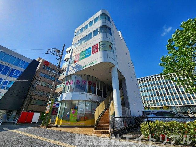 クレッセントビルの外観