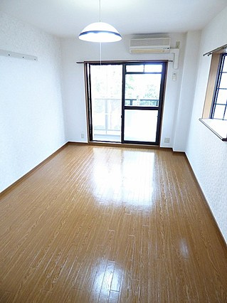 神戸市灘区楠丘町１丁目の賃貸マンションの居間・リビング