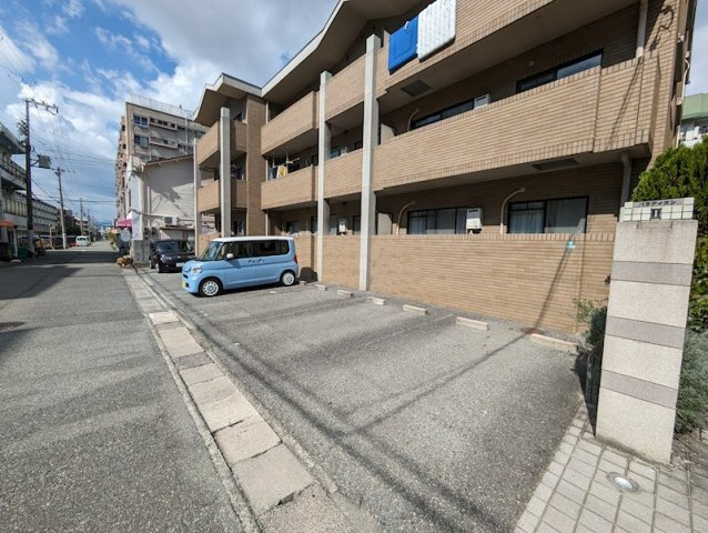 西宮市松山町の賃貸マンションの駐車場