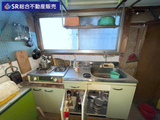 若草町中古戸建のキッチン|築年数の経過と共に劣化が見られ、リフォームは必要です。水回り設備が昭和の物だったりします。