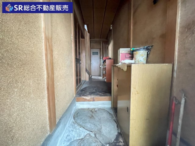 若草町中古戸建の玄関|シューズボックスもあります。