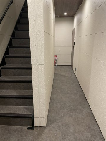 プラスドア目白台のエントランス