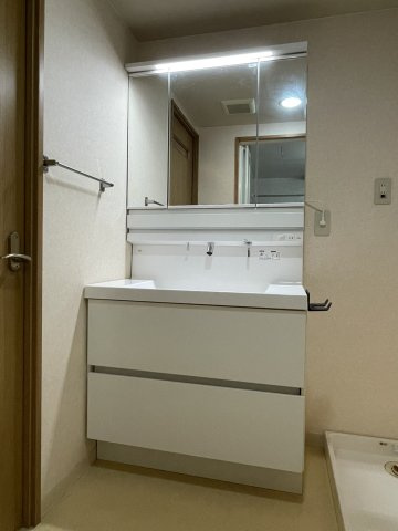ドゥエル萱町の独立洗面台|奥の物まで取り出しやすいスライド引き出し収納を完備 水栓まわりもお手入れしやすい設計で清潔を保てます