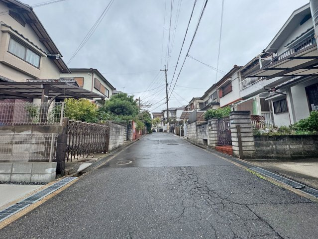 テラシエ寝屋川市成田東が丘新築一戸建て｜4LDK＋駐車2台可（車種制限有）の前面道路含む現地写真|東側道路幅員　4.6ｍ