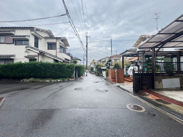テラシエ寝屋川市成田東が丘新築一戸建て｜4LDK＋駐車2台可（車種制限有）の前面道路含む現地写真|東側道路幅員　4.6ｍ