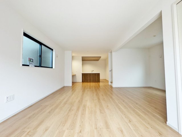 テラシエ寝屋川市成田東が丘新築一戸建て｜4LDK＋駐車2台可（車種制限有）の居間・リビング|家具の配置がしやすい長方形のリビング。空間を有効に活用しながら、ソファやダイニングテーブルをバランスよくレイアウトできます。