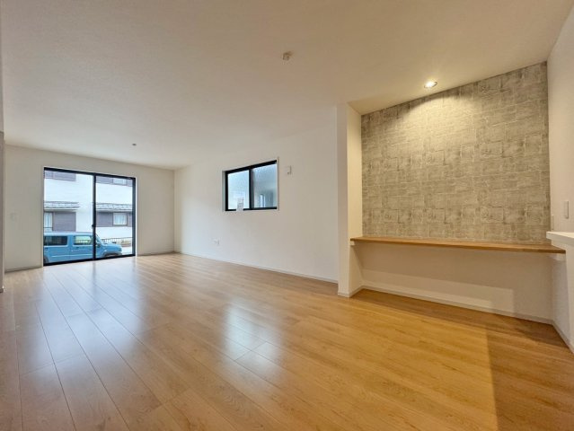テラシエ寝屋川市成田東が丘新築一戸建て｜4LDK＋駐車2台可（車種制限有）の居間・リビング|ダイニング横に便利なカウンターを設置。お子様の学習スペースやちょっとした作業台、書類の整理など多目的に活用できます。