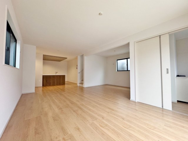 テラシエ寝屋川市成田東が丘新築一戸建て｜4LDK＋駐車2台可（車種制限有）の居間・リビング|リビング全体を見渡せる開放的な空間。家族の様子を見守りながら過ごせるため、小さなお子様がいるご家庭にも安心です。