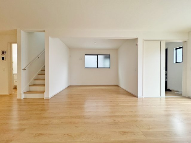 テラシエ寝屋川市成田東が丘新築一戸建て｜4LDK＋駐車2台可（車種制限有）の居間・リビング|19.4帖の広々LDKに4.5帖の洋室が隣接。一体利用もでき、さらに広がりのある空間で家族団らんを楽しめます。