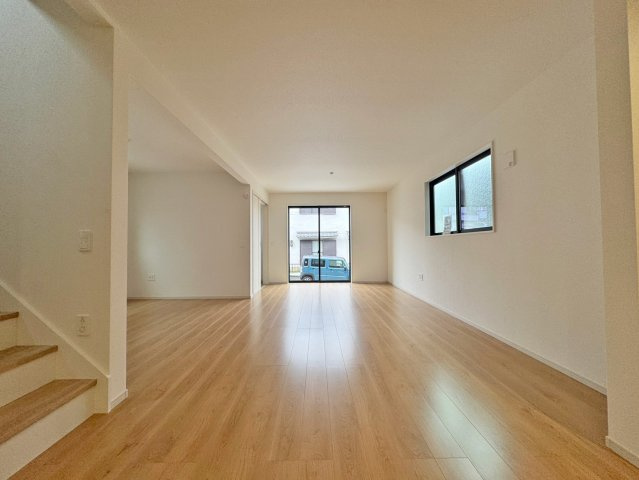 テラシエ寝屋川市成田東が丘新築一戸建て｜4LDK＋駐車2台可（車種制限有）のダイニング|19.4帖のゆとりある広々LDK。家族が集まってもゆったりと過ごせる広さがあり、家具の配置もしやすい開放的な空間です。