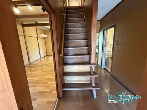 静市市原町 中古戸建のその他|階段