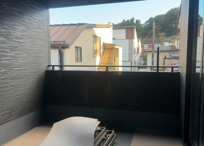 【バルコニー】 | 元八王子町新築戸建 | 南面に配置されたバルコニーは陽当りが良く、洗濯物や布団も気持ちよく乾かせます。2階の洋室から直接出入りできる便利な設計で、日々の家事動線にも配慮された開放感あふれるスペースとなっております。