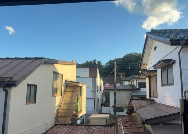 【展望】 | 元八王子町新築戸建 | 建蔽率40%・容積率80%の第一種低層住居専用地域に位置するため、周囲に高い建物がなく開放的な眺望が広がります。周囲の落ち着いた住環境とともに、将来にわたり良好な日当たりと風通しが保たれます。