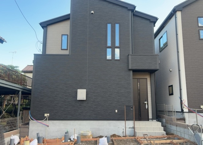 【外観】 | 元八王子町新築戸建 | 2026年10月築のモダンな外観デザインが魅力的です。耐震構造や長期優良住宅認定を取得した高い住宅性能を備えており、ご家族が長く安心して暮らせる信頼の新築一戸建て住宅に仕上がっております。