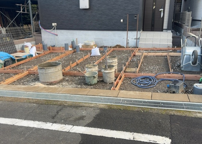 【駐車場】 | 元八王子町新築戸建 | 敷地内にはカースペース2台分を完備しており、セカンドカーや来客用の駐車にも便利です。平坦地で前面道路幅員も約5.0mあるため、お車の駐車作業も落ち着いてスムーズに行うことが可能となっております。