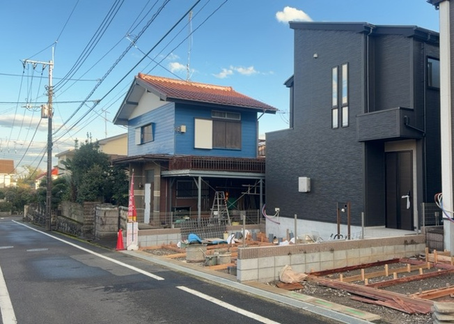 【前面道路含む現地写真】 | 元八王子町新築戸建 | 前面道路は幅員約5.0mの公道となっており、お車の出入りもスムーズに行える配慮がされています。第一種低層住居専用地域内の落ち着いた街並みで、前面道路の交通量も少なく小さなお子様がいるご家庭も安心です。