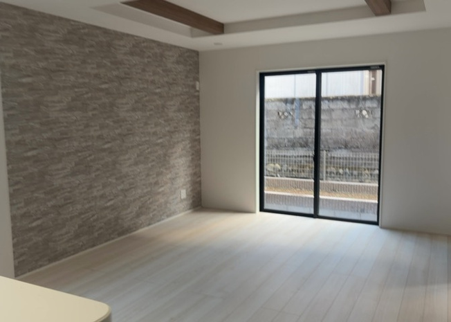 【居間・リビング】 | 元八王子町新築戸建 | 4LDKの間取りで、1階の16.4帖LDKと4.5帖の和室を合わせるとより一体感のある大空間になります。ご家族が集うリビングは南からの光が届く明るい設計で、日常の団らんを快適に演出してくれます。