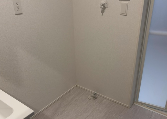 【ランドリースペース】 | 元八王子町新築戸建 | 洗面所と脱衣場が機能的に配置されており、洗濯から干すまでの動線も良好です。省エネ給湯器や室内洗濯機置場を備えており、日々の洗濯作業もストレスなく効率的にこなせる住生活環境が整えられています。