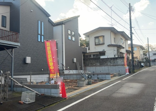 【前面道路含む現地写真】 | 元八王子町新築戸建 | 整形地の美しい区画に位置し、平坦なアプローチで歩行やお車の運転もスムーズです。落ち着いた街並みとゆとりある開発分譲地で、スーパーなどの生活施設も徒歩圏内に揃う暮らしやすい住環境が整っています。