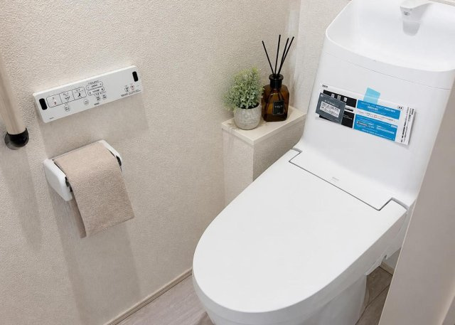 【トイレ】 | 元八王子町新築戸建 | 温水洗浄便座付きのトイレは1階と2階の計2ヶ所に配置されており、朝の混雑時にも快適に利用できます。清潔感あふれる内装デザインで、手洗い場や収納スペースも備わった機能的で使いやすい空間となっております。
