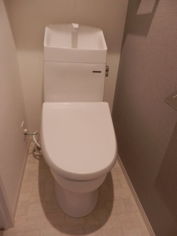 ユリカロゼAZ西台のトイレ|ゆったりとした空間のトイレです