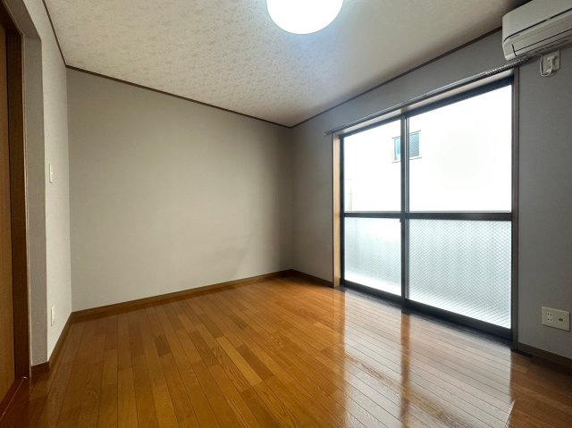 コンフォートコマオカの洋室|使い勝手のいい洋室です